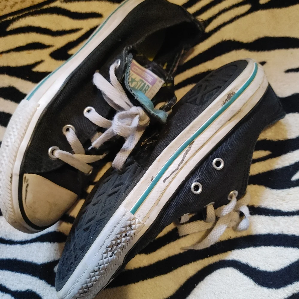 Kid's black low top Converse with double tongue